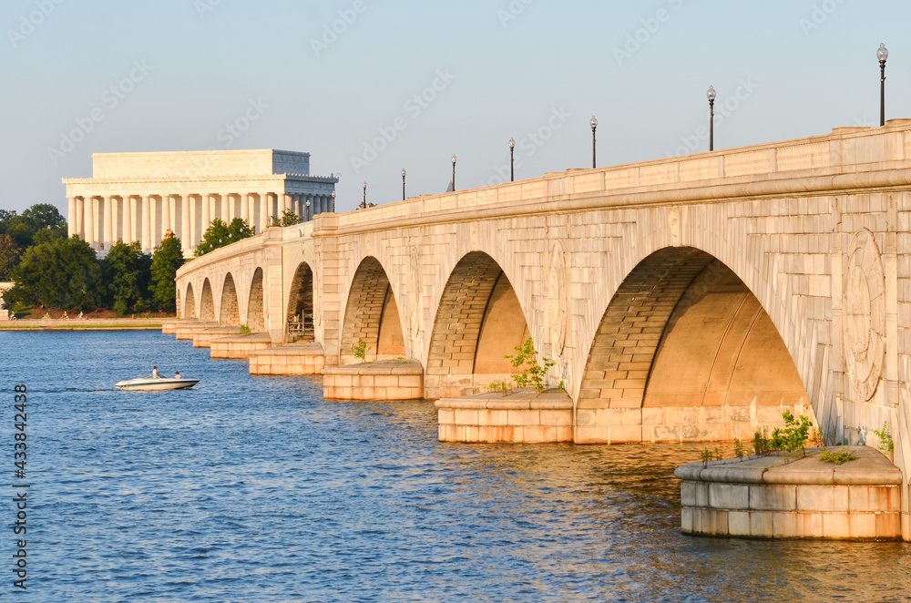 Fototapeta premium Memorial Bridge and Lincoln Memorial in Washington DC, United States