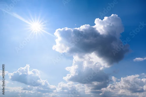 Obraz obłoki i słońce na niebie 