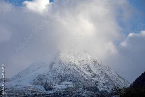 Schneebedeckter Berg in Wolken gehüllt