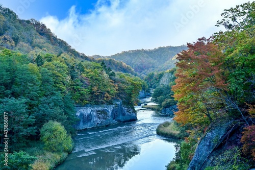 青空バックに見る川の流れと紅葉のコラボ情景＠北海道
