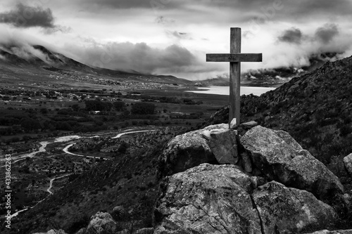 Cruz católica de madera situada en la cima de un cerro, con vista al valle de Tafí del Valle. Fotografía en blanco y negro