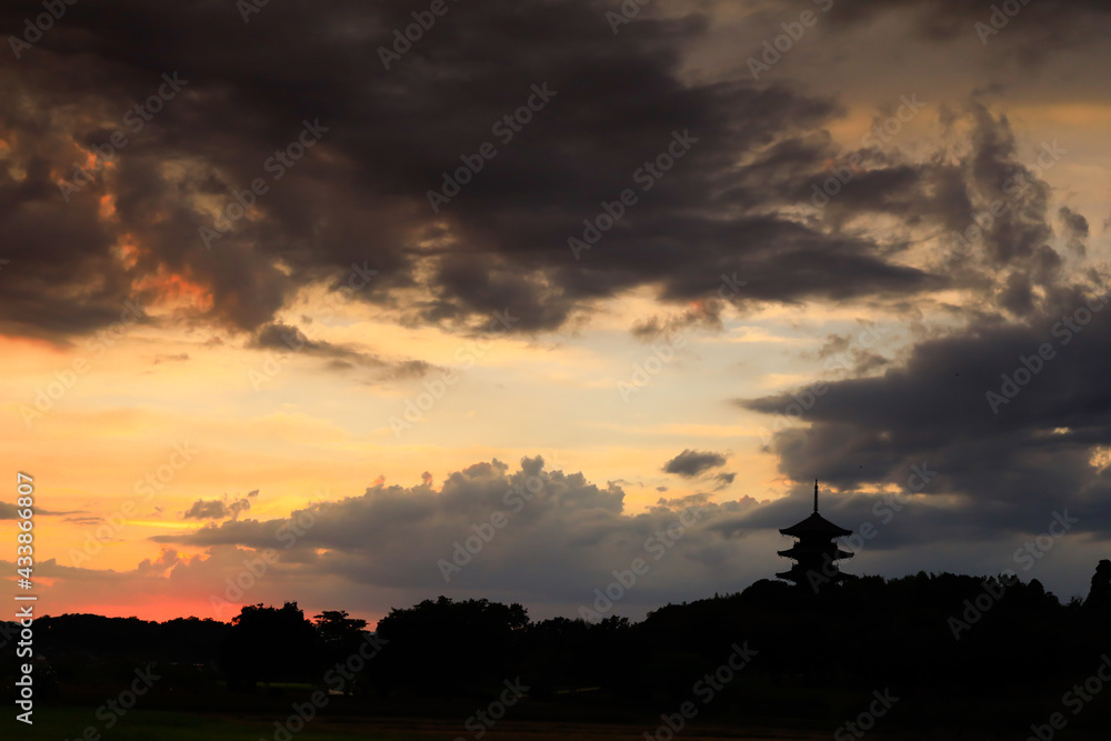 暗雲と五重の塔のシルエット　岡山県総社市備中国分寺