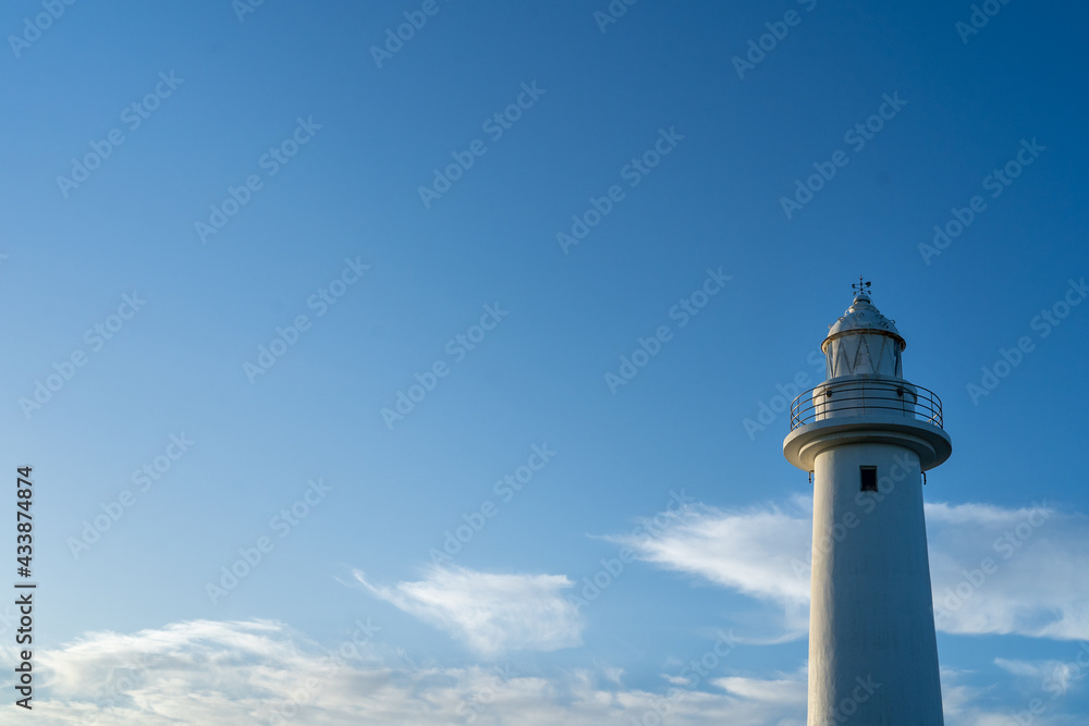 早朝の岬の灯台