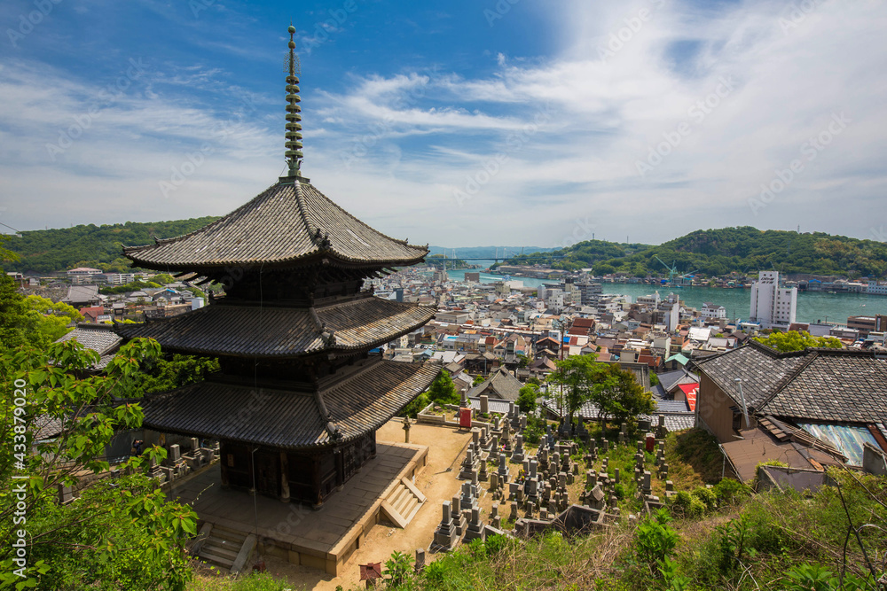 尾道 天寧寺の三重塔と尾道水道 尾道 天寧寺の三重塔と尾道水道