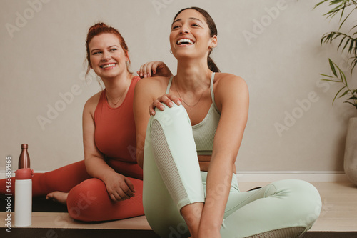 Fototapeta Naklejka Na Ścianę i Meble -  Cheerful women relaxing during a workout session