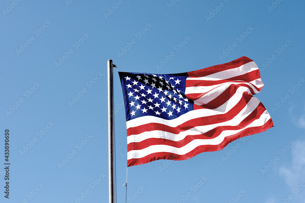 Bandiera americana al vento con un cielo blu, ITA