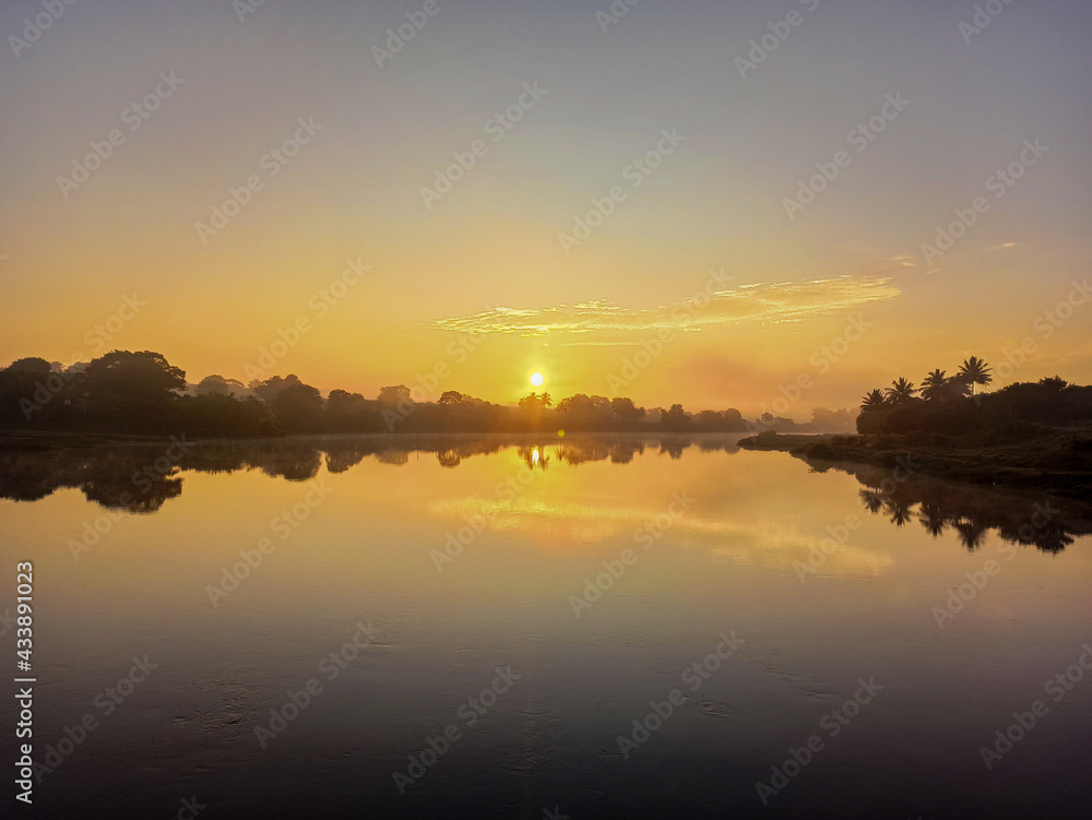 Naklejka premium Sunrise at the edge of the river