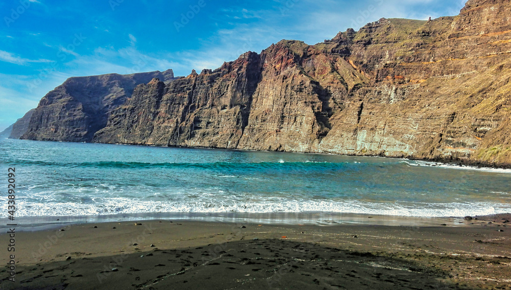 La plage déserte et ses falaises avec eau bleue turquoise (iles canaries)