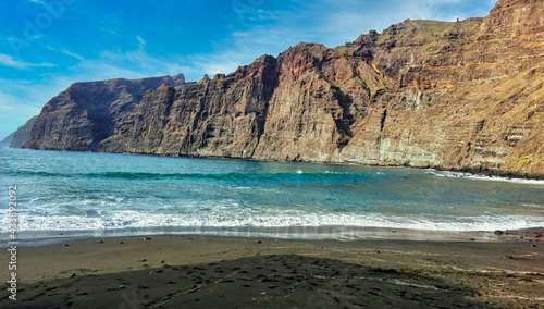 La plage déserte et ses falaises avec eau bleue turquoise (iles canaries)