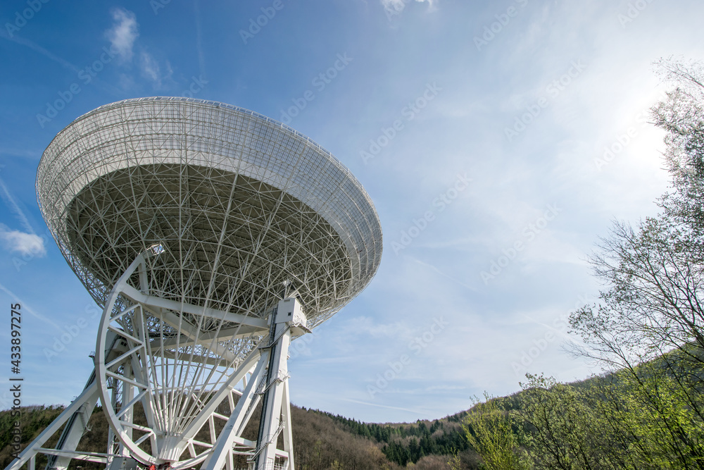 Radio Teleskop lauscht in den  Himmel