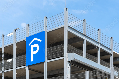 Foto parking sign on a building, steel construction of a parking garage