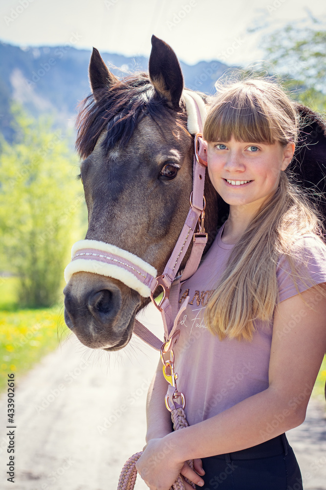 Obraz premium Mädchen mit Pferd/Pony