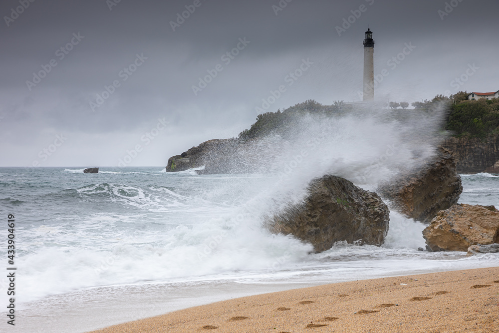 Les vagues de la plage de Biarritz avec le phare en arrière plan