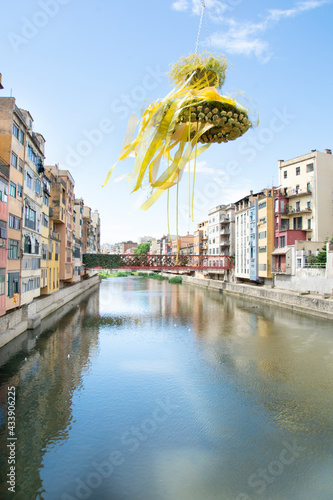 Edificios a ambos lados del río con un puente de hierro para cambiar de lado.