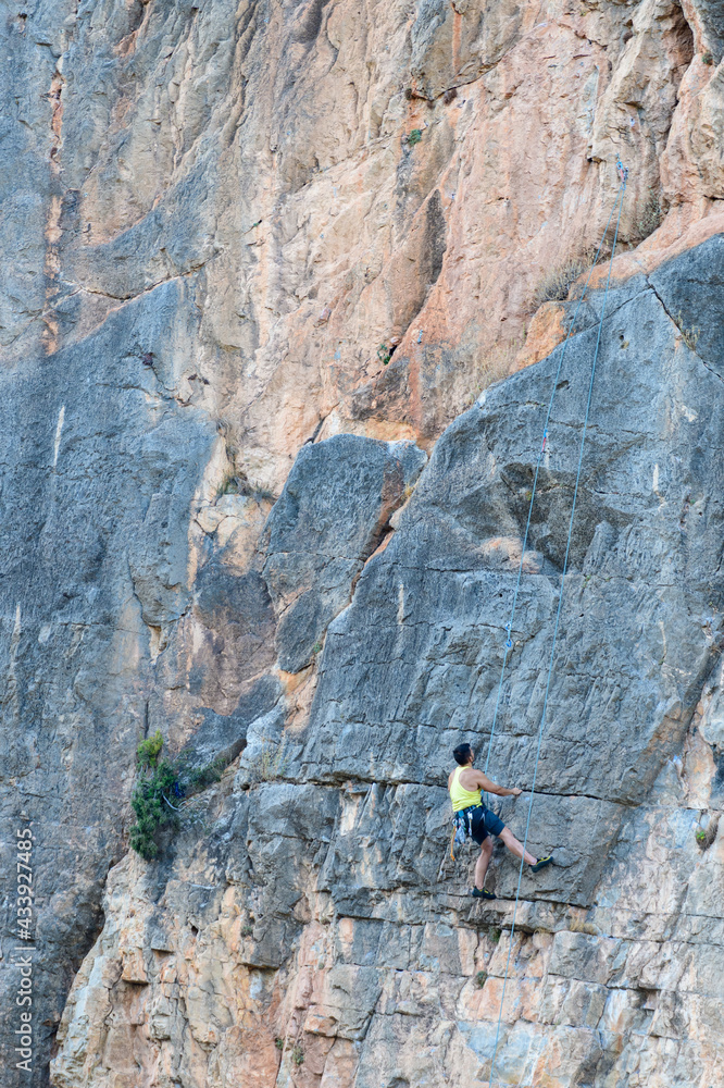 Gente practicando la escalada en una pared de roca, cerca de la población de Jérica, en la provincia de Castellón. Comunidad Valenciana. España. Europa