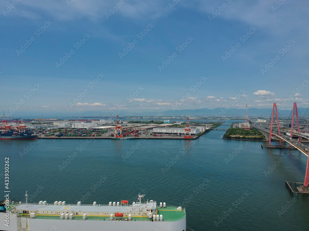 航空撮影した名古屋港のコンテナ埠頭の風景