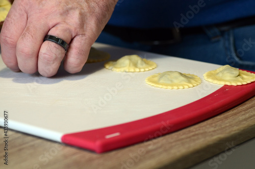 selbstgemachte Ravioli mit Duxelles photo