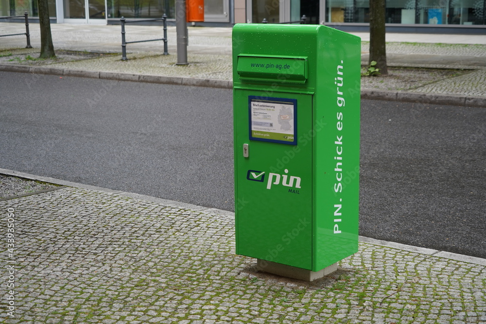 Grüner Briefkasten von PIN in Berlin am 16.05.2021 Stock-Foto | Adobe Stock