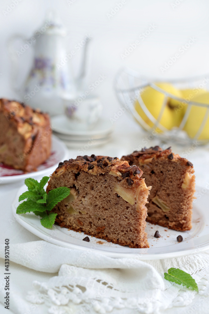 Pezzi di deliziosa torta fatta in casa con mele e gocce di cioccolato.