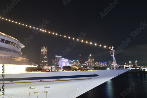 大型客船と横浜港の綺麗な夜景