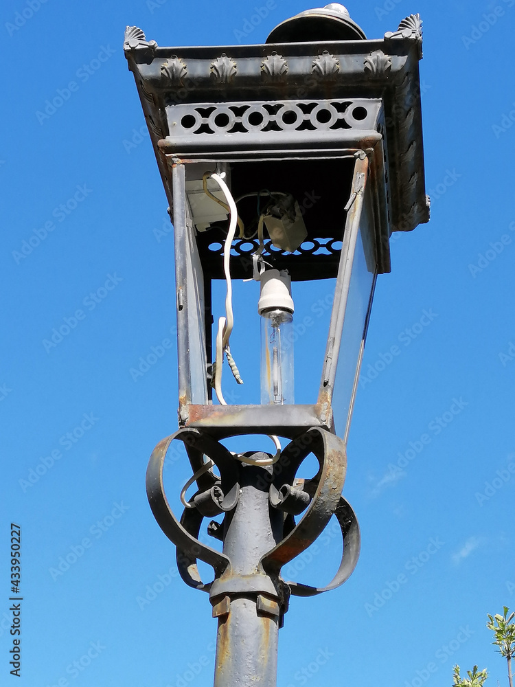 Fototapeta premium Broken street light