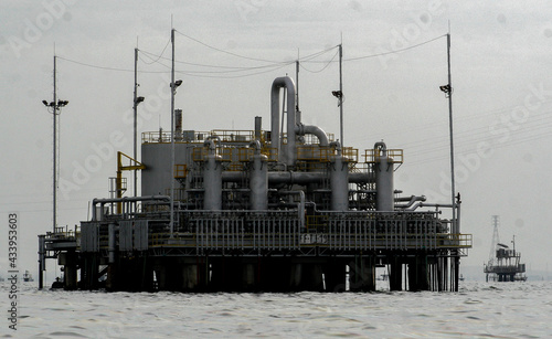 Plataforma petrolera en abandona en el Lago de Maracaibo en Venezuela