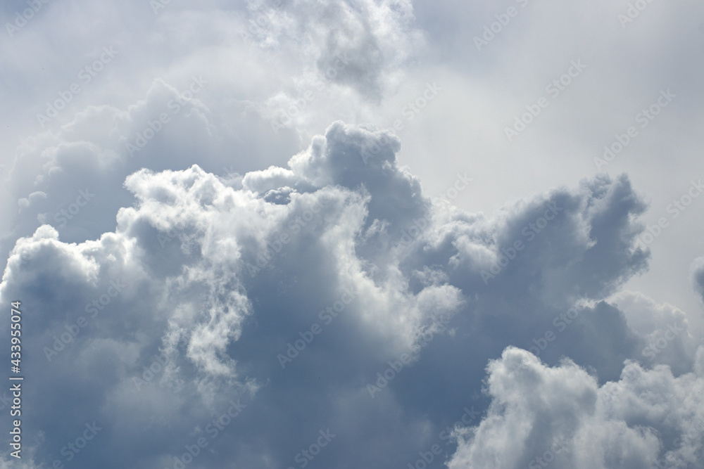 Obraz premium Clouds in the sky during the day