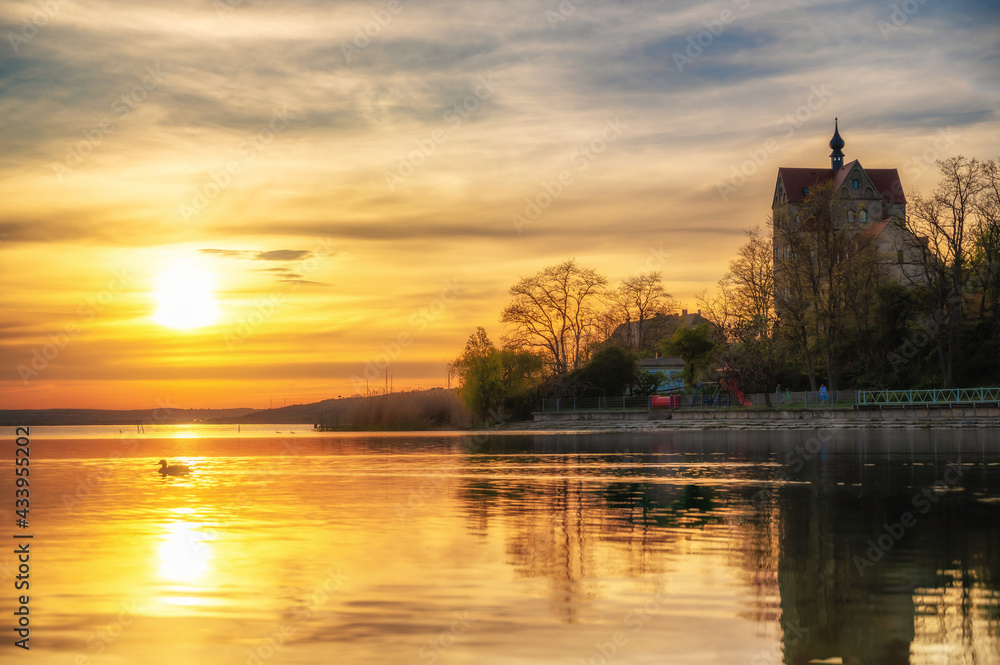Wunderschönes Schloss Seeburg am Süßen See im romantischen Sonnenuntergang
