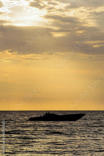 Un yate espera paciente en el mar para disfrutar de un atardecer 
