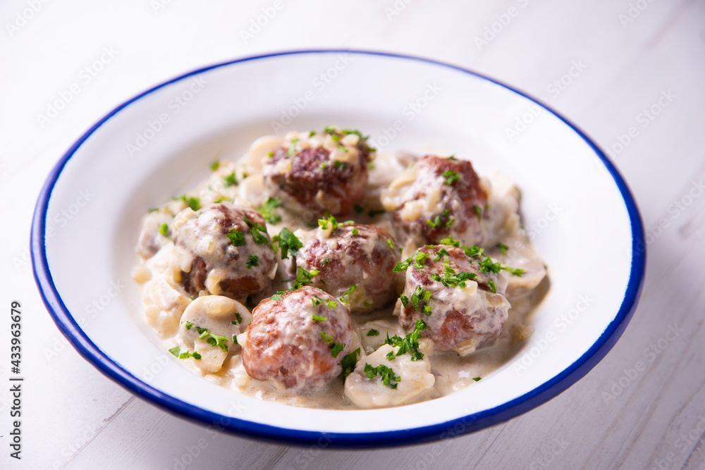Meatballs with mushroom sauce Spanish recipe Meatballs with mushroom sauce Spanish recipe