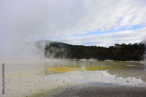 Lac jaune dans le parc géothermal de WaiOTapu en Nouvelle-Zélande