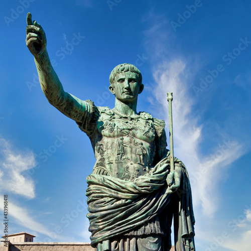 Foto The roman emperor Gaius Julius Caesar statue in Rome, Italy
