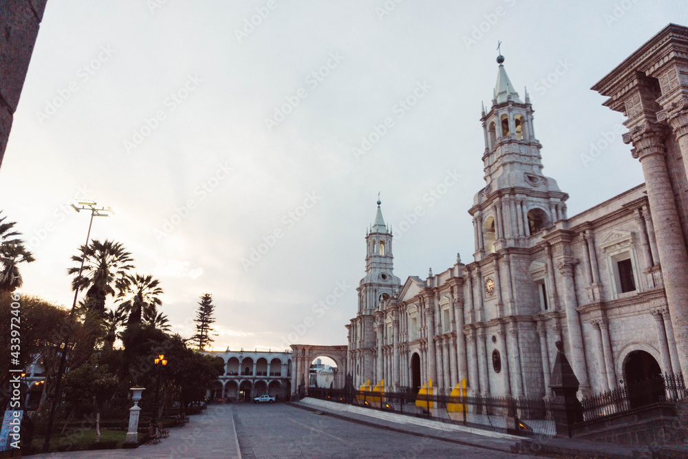 Fototapeta premium Plaza de Armas de la ciudad con la iglesia