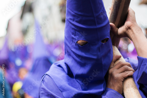 Manifestación religiosa en semana santa en Ecuador con los Cucuruchos en procesión