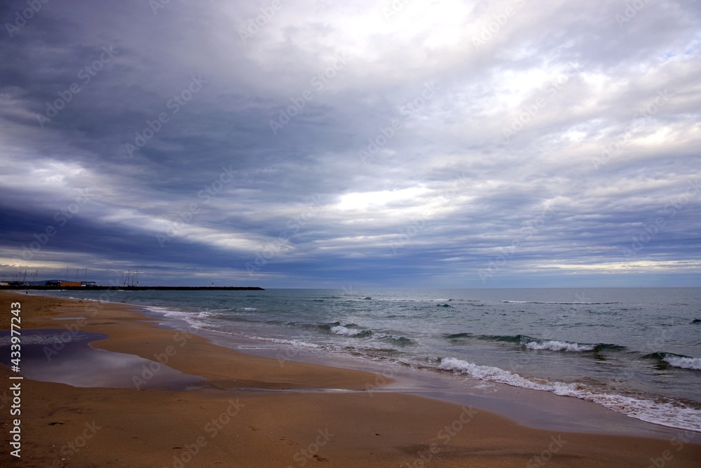 Paysage plage mer eau sable - voyage tourisme - nuage orage 