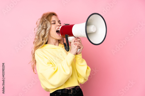Fényképezés Young blonde woman wearing a sweatshirt isolated on pink background shouting thr
