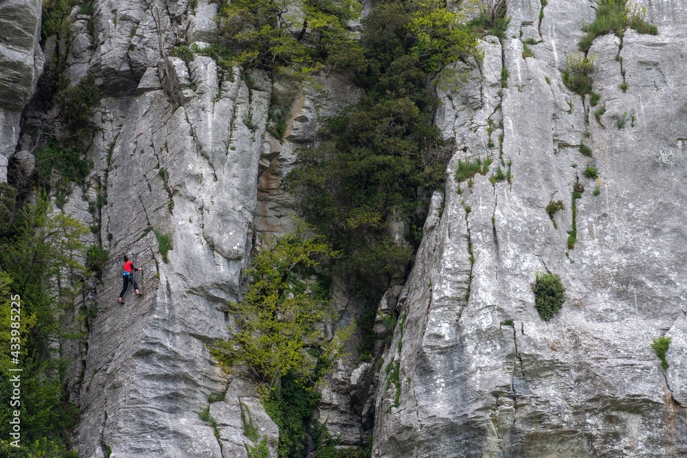 Arrampicata su parete di roccia Arrampicata su parete di roccia