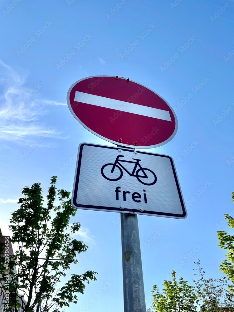 Straßenschild Verkehrsschild Durchfahrt verboten Fahrräder frei Straße Straßenverkehr Stadt