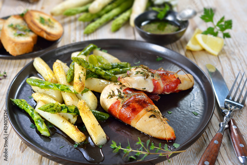 Gebratener weißer und grüner Spargel mit Thymian-Hähnchenfilets im Räucherschinken-Mantel – Fried chicken fillets wrappred with smoked ham and thyme served with roasted white and green asparagus 