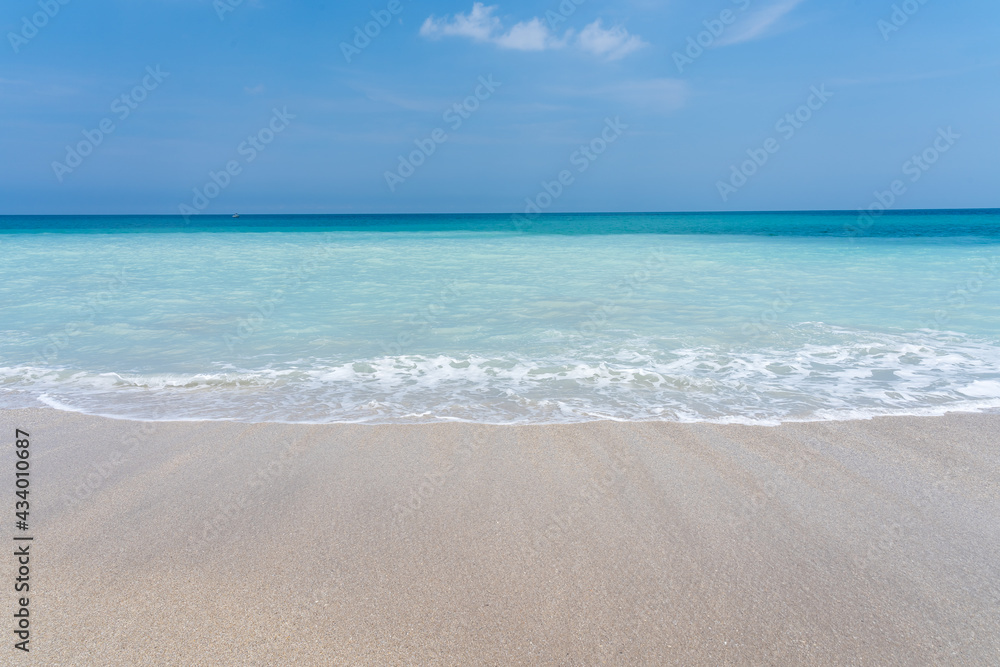 Fototapeta premium Runaway wave on an ocean beach in Florida in the spring. Turquoise ocean and perfect fine sand Melbourne Beach