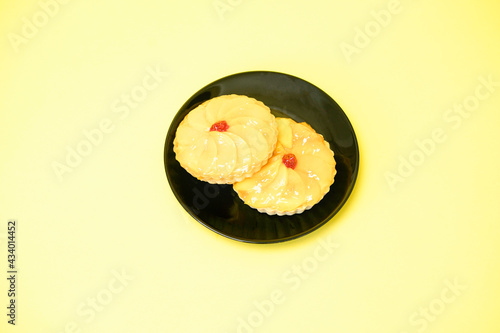 Yellow pie on a black plate 