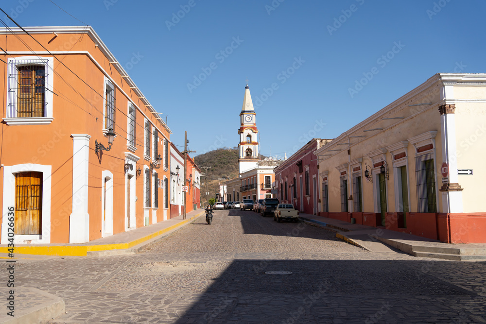 Calle principal y basílica de Mascota Jalisco México.	