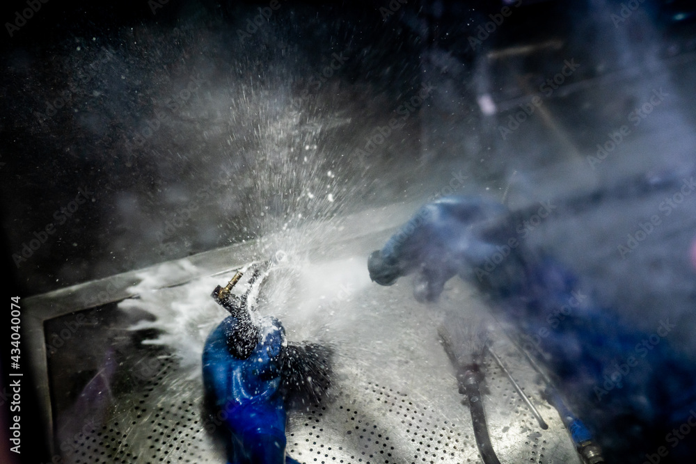 Ταπετσαρία High pressure water cleaning back view from protection window