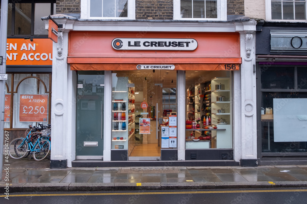 Krydret Ithaca billig London, April 2021: Le Creuset shop on Fulham road, a French high quality  cookware brand Stock Photo | Adobe Stock