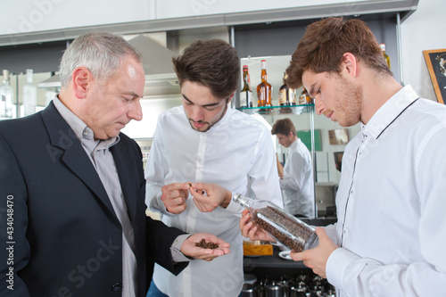 Billede på lærred students learning about coffee beans