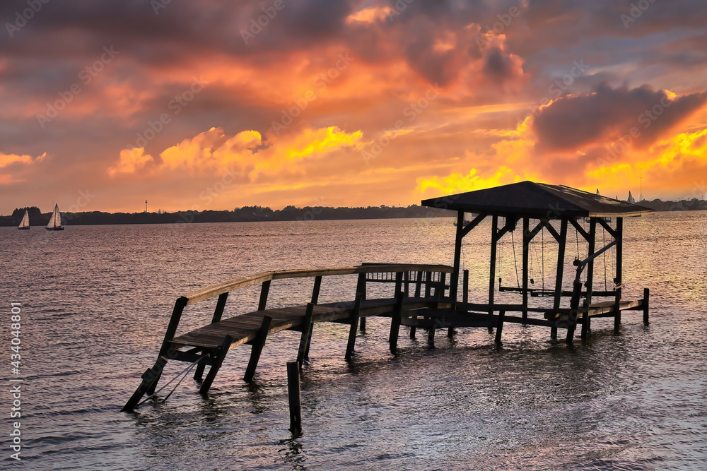 Obraz premium Melbourne beach pier at sunset with Heron birds