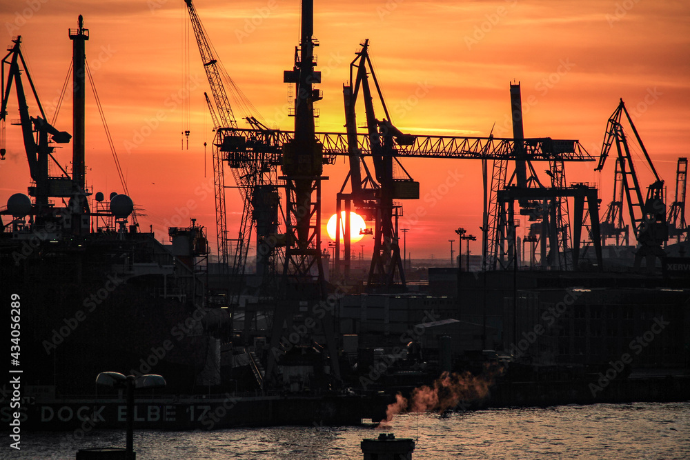 Sonnenuntergang über dem Hamburger Hafen