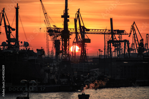 Sonnenuntergang über dem Hamburger Hafen