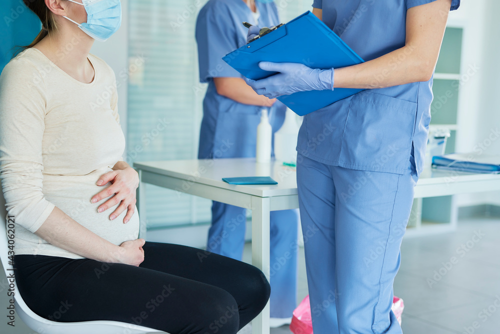 Obraz premium Close up of pregnant woman in protective mask before vaccination