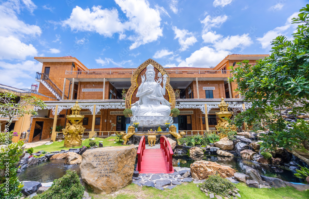 Obraz premium beautiful view of ancient Phuoc Hue pagoda on summer's day in Bao Loc, Vietnam, peaceful small town located on the plateau Di Linh, Lam Dong province.